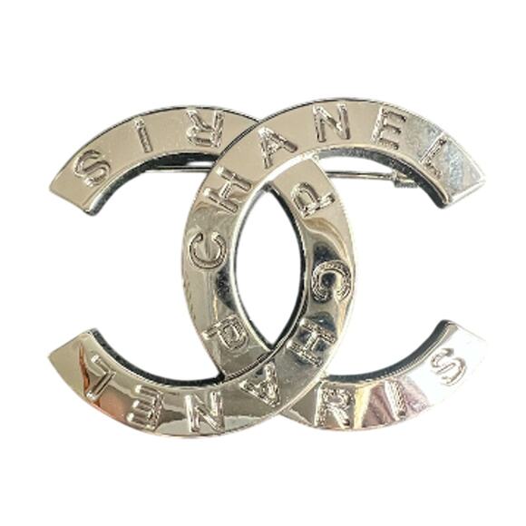 Chanel Signature Paris Bright Silver Brooch Fall/Winter Act II 2021 (CCXX021) - Picture 1 of 5